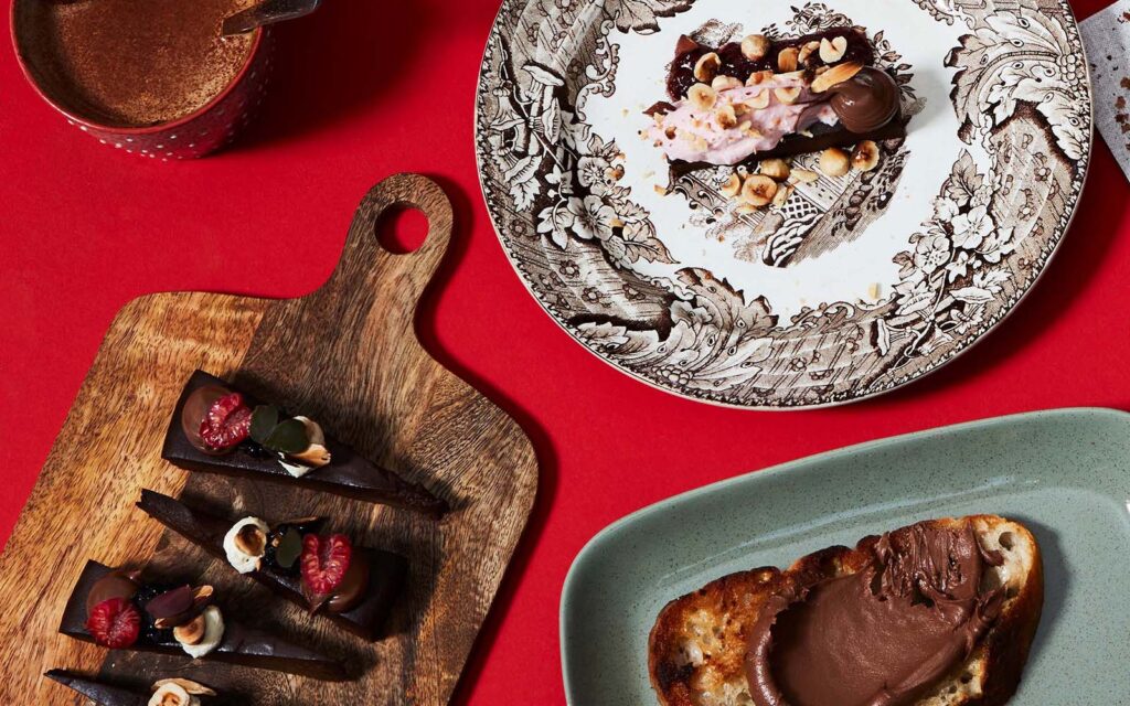 Kladdkaka och smörgås med Nugatti på.