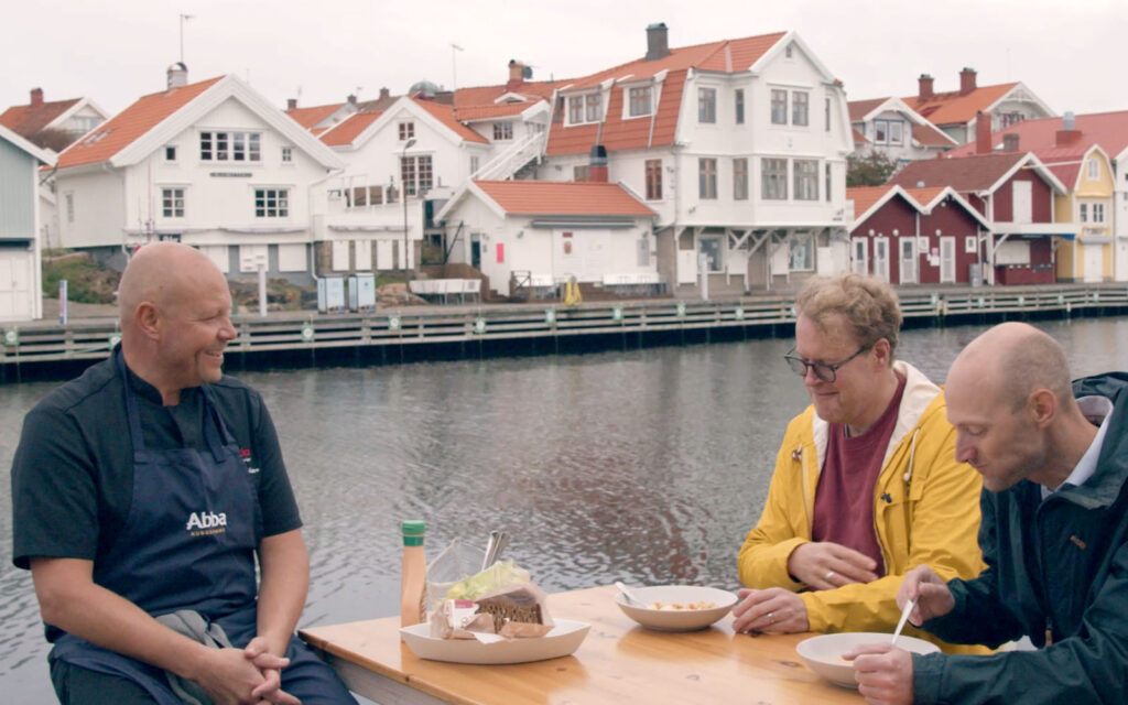 Kocken Johan ser på när Lennart och Magnus äter på bryggan i SMögen.