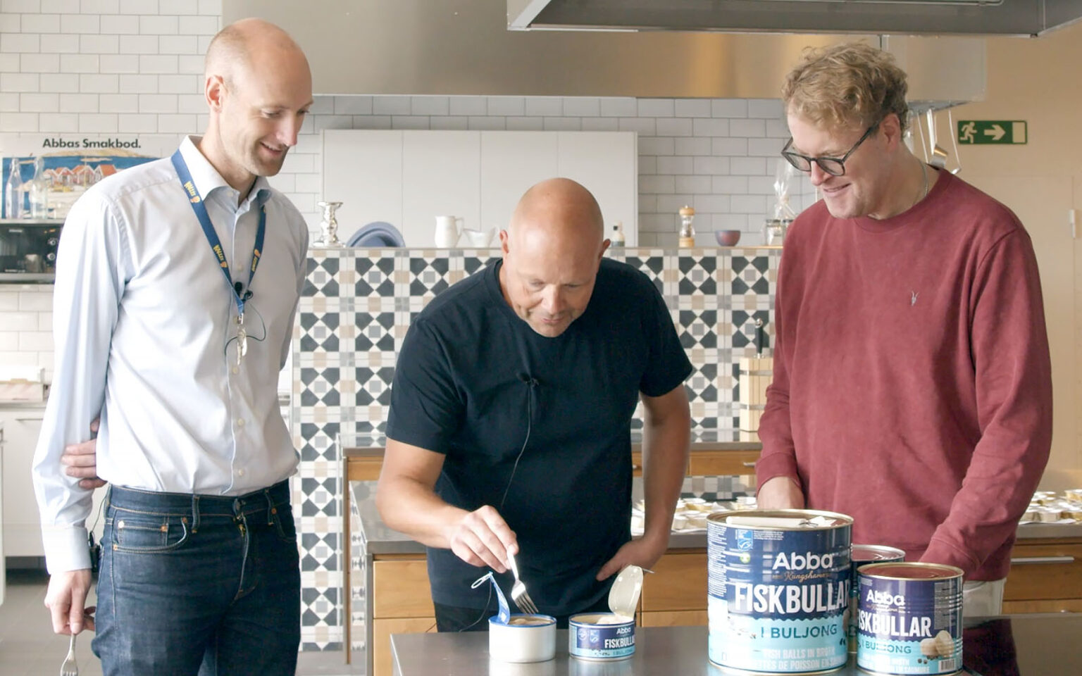 Magnus, Johan och Lennart står i ett kök med burkar från Abba Fiskbullar.