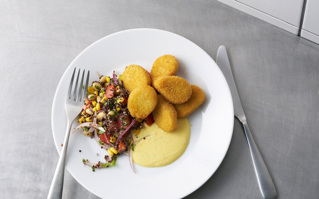 Vegetariska Nuggets med proteinrika tillbehör på en vit tallrik.