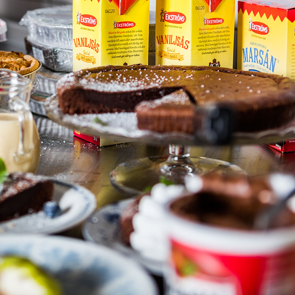 Ekströms Vaniljsåser och Nugatti Nötkräm bland gottebord med bakelser och kladdkaka.